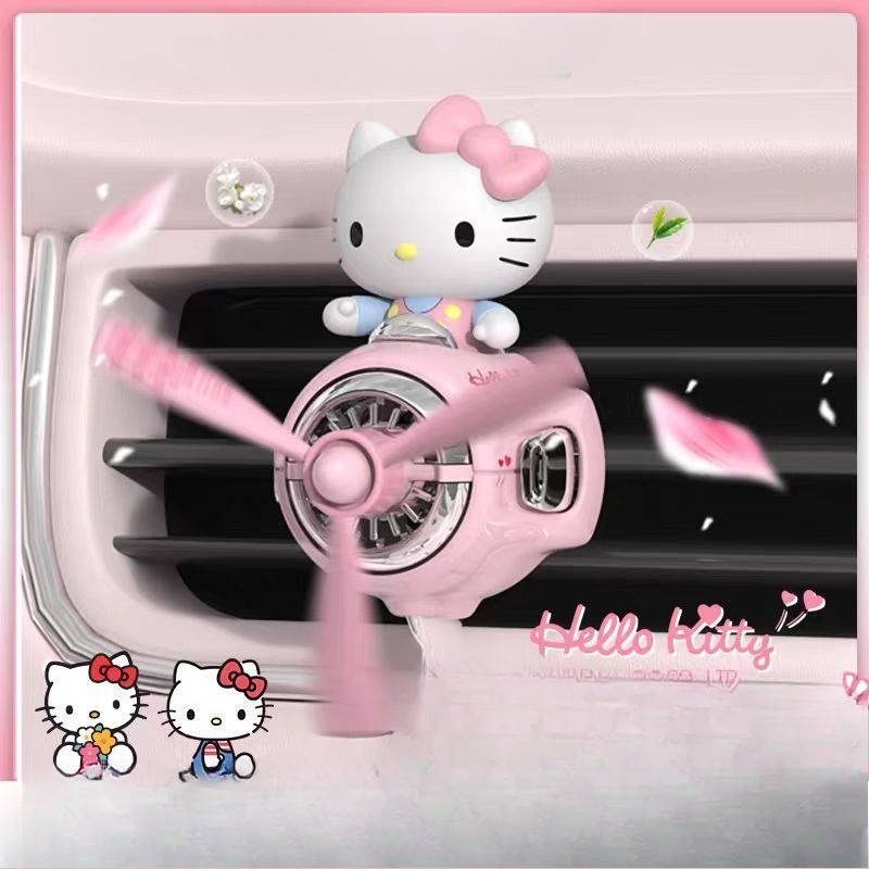 Kawaii Tech Accessories - かわいいサンリオのハローキティとクロミの車用芳香剤。車のエアコン吹き出し口に取り付けて使用する、飛行機型の香りのオーナメント。女の子向けの車内装飾、漫画風のデザイン。