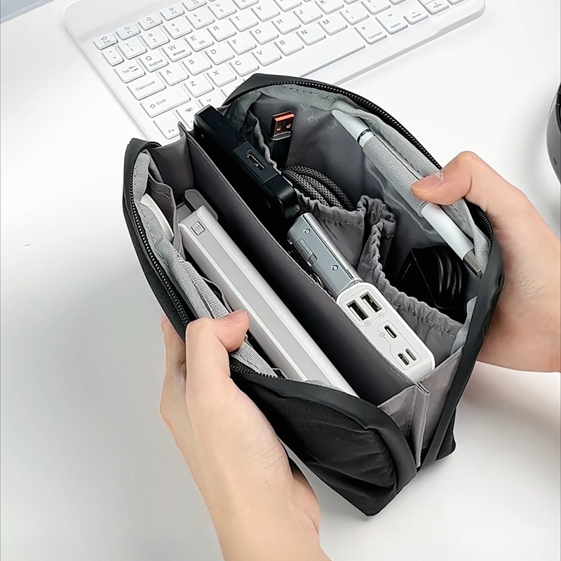 Tech Accessories Storage - 貝殻型ケーブルオーガナイザー。大容量で、モバイルバッテリー、スマートフォン、イヤホン、充電器などの電子機器アクセサリーを収納できる収納バッグ。